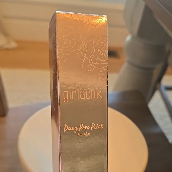 Girlactik Dewy Rose Petal Face Mist - Picture 1 of 8